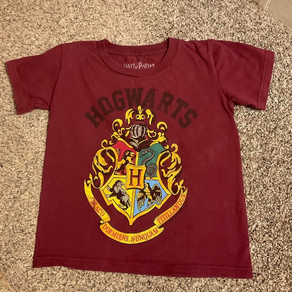 Harry Potter Hogwarts Maroon T Shirt Kids Sz XXS (4/5) Short Sleeves 100% Cotton - Picture 1 of 8